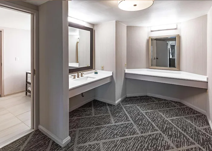 Hotel Doubletree By Hilton - Warren Place Tulsa